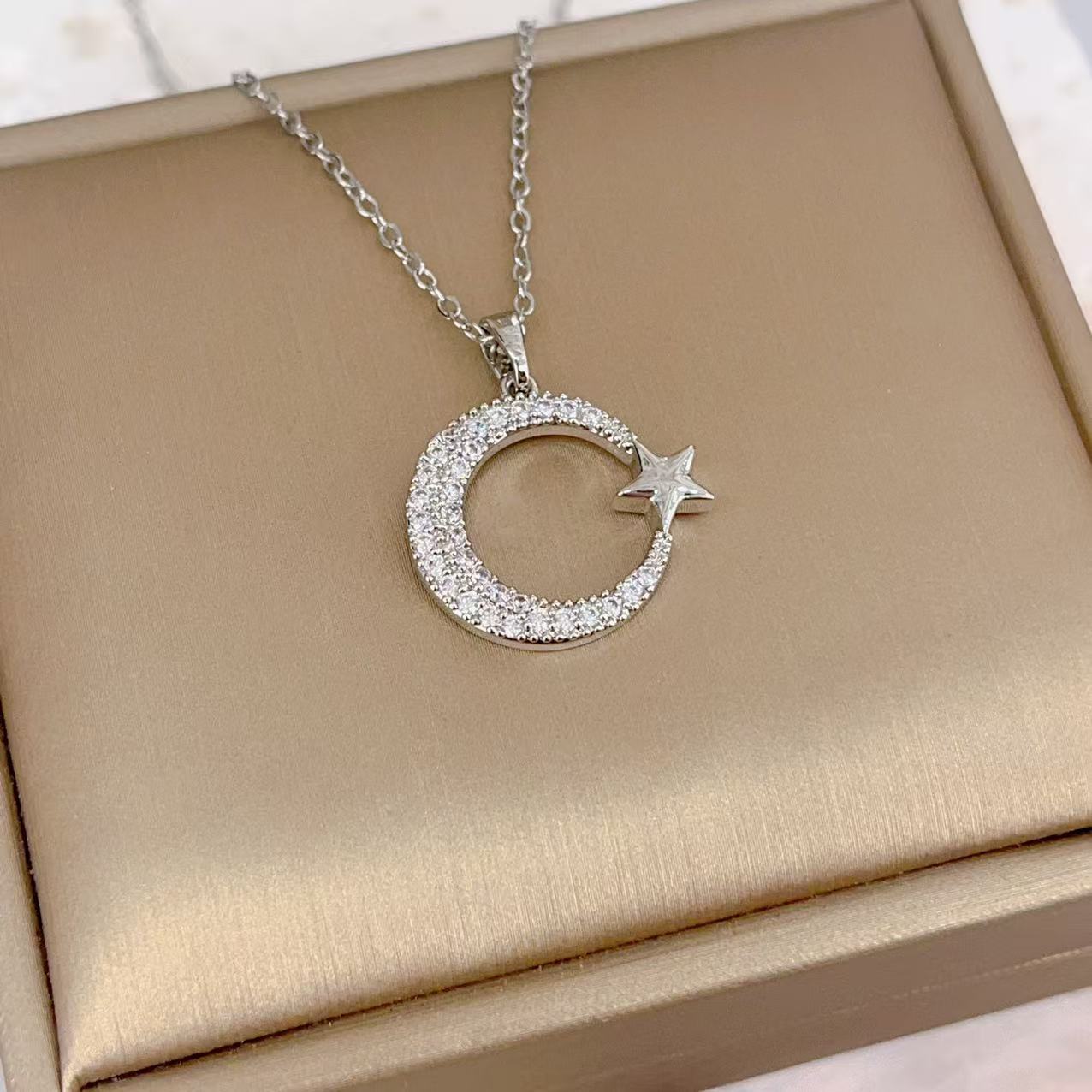 Xingyue Zirkon Geometrisches Nischen-Anhänger-Design im neuen Stil, Halskette aus Titanstahl